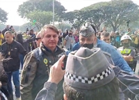 Presidente andou sem máscara durante a manifestação (Foto: Reprodução redes sociais)