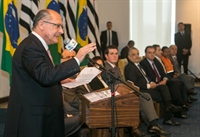 O governador autorizou ontem a assinatura de 177 convênios, totalizando R$ 33 milhões, com 146 municípios 