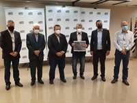 O prefeito, seu vice Cabo Valter, Carlão Pignatari e o Osvaldo Carvalho se reuniram com o secretário de Habitação (Foto: Prefeitura de Votuporanga)