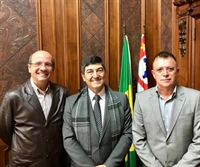 O prefeito João Dado e o Secretário de Esportes, José Ricardo da Cunha, foram recepcionados pelo Secretário de Estado de Esportes, Aildo Rodrigues Ferreira (Foto: Prefeitura de Votuporanga)
