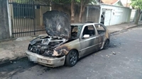 Carro ficou completamente destruído (Foto: Reprodução/TV TEM)