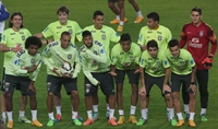 Seleção posa para foto no treino. Atividade foi aberta por poucos minutos