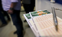 Ainda é possível ganhar prêmios ao acertar 4 ou 5 números dentre os 60 disponíveis no volante de apostas (Foto: Marcelo Camargo/Agência Brasil)