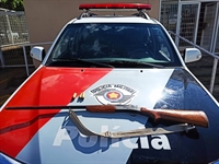 Os policiais apreenderam uma espingarda calibre 20 e munições com a moradora de Valentim  (Foto: Divulgação)