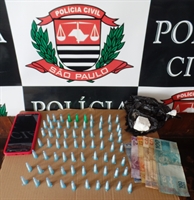 Diversos microtubos com cocaína, dinheiro e celulares foram apreendidos pela DISE dentro da casa da indiciada  (Foto: Divulgação/Polícia Civil)