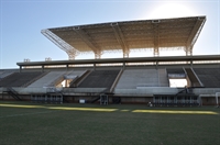 Posteriormente, será instalada a iluminação, que ficará em cima da cobertura da Arena (Foto: Érika Chausson/A Cidade)