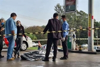 Equipe da polícia investiga morte de azulejista em Rio Preto (Foto: Marco Antonio dos Santos)