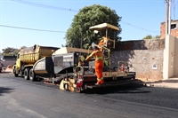 Nesta primeira etapa, quatro bairros receberão o serviço de massa asfáltica (Foto: Prefeitura de Votuporanga)