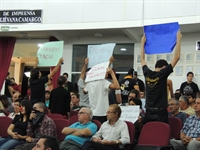 Jovens ficaram de costas para demonstrar sua insatisfação com a política
