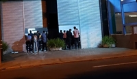 Em alguns templos, fiéis tiveram que ficar de pé diante da lotação; dois foram autuados (Foto: Arquivo pessoal/ A Cidade