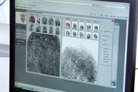 Criminoso foi identificado por fragmentos das digitais de seus dedos indicador esquerdo e anular esquerdo (Foto: Ilustrativa Governo Paraná)