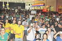 Motoristas saíram da Concha Acústica com destino ao Autoposto Parceirão, onde os caminhoneiros estão concentrados (Foto: Aline Ruiz/A Cidade)