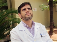 Dr. Daniel orientou os motociclistas quanto aos cuidados no trânsito (Foto: Divulgação/Santa Casa)