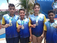 Gabriel Dias, Rick Endrew, Murilo Basso e Kauã Arrotéia (revezamento 4 x 50m livre petiz 2) ficaram em primeiro lugar (Centro de Formação)