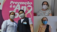 A técnica de radiologia, Lucilene Martins, e a enfermeira Juliane Cardoso fazem parte da equipe da carreta; Para Teresa Pupim, de 68 anos, e Maria de Fátima da Silva, de 63, é importante ‘aproveitar a oportunidade’ para se prevenir (Fotos: A Cidade)