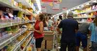 O supermercado Laranjão da cidade informou que faltam frutas, verduras e legumes e outros produtos perecíveis (Foto: Agência Brasil)