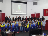 Atletas, técnicos e coordenação do Centro de Formação foram homenageados na Câmara (Foto: Centro de Formação)