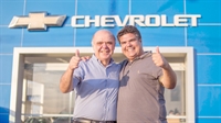 Ainda repercute o aniversário de 25 anos da Apravel Chevrolet, comandada por Nélson Augusto Filho e seu filho Luciano Panzanella Augusto (Foto: Divulgação)