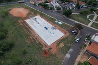 Areninhas começam a tomar forma com a chegada e instalação dos equipamentos esportivos (Foto: Prefeitura de Votuporanga)