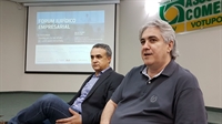 Juiz José Antônio Gomes de Oliveira e o presidente da ACV, Celso Penha Vasconcelos (Foto: Daniel Castro/A Cidade)