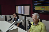 A enfermeira Tayrine Agrelli dos Santos e o voluntário Antônio Carlos Curte estiveram na Cidade FM para convocar as mulheres (Foto: A Cidade)