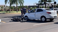 Motociclista bateu na lateral esquerda do carro, quando este cruzava a avenida Wilson Foz (Foto: A Cidade)