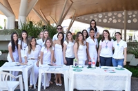 Durante os atendimentos, os universitários aferiram a pressão da população e passaram orientações sobre alimentação saudável
