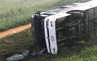 Torcedores do Corinthians ficam feridos após ônibus tombar na BR-116, no sudoeste da Bahia — Foto: Divulgação/PRF  