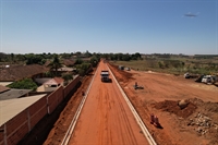 Está em andamento a etapa de drenagem, bem como a execução de guias e sarjetas (Foto: Prefeitura de Votuporanga)