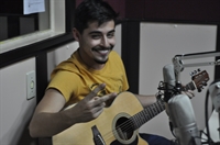 O cantor encerrou sua participação dando uma palhinha de suas composições e músicas do sertanejo romântico (Foto: A Cidade)