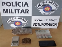 Criminoso foi preso em flagrante com mais notas falsas e um tijolo de maconha após enganar um comerciante (Foto: Divulgação/PM)