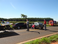 Os dois veículos ficaram presos no meio da pista, sendo necessária a ajuda do DER para retirar os automóveis (Foto: Aline Ruiz/A Cidade)