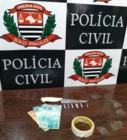 Os policiais da Dise apreenderam porções de cocaína, celular, dinheiro e material usado para embalar as drogas   (Foto: Divulgação/Dise) 