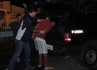 Criminoso teria agarrado no pescoço e agredido uma comerciante