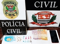 Os policiais civis entraram em um bueiro para pegar a droga que o menor havia jogado para fugir do flagrante (Foto: Polícia Civil)