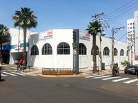 O imóvel desocupado tem área de 481,95m² e um total de 530,22m² de área construída (Foto: Reprodução)