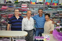 Os proprietários Egídio Carlos e dona Nanci celebraram junto com os filhos Yvan e Rony, o aniversário da loja (Foto: Érika Chausson/A Cidade)