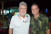 O sucesso do Baile Tropical: o prefeito Jorge Seba foi dar um abraço no presidente do Assary, Rogério Marques (Foto: A Cidade)