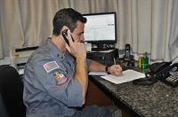 Ao serem acionados, os bombeiros já dão início ao protocolo via telefone com orientações, enquanto a unidade de resgate vai até o local do fato (Foto: Aline Ruiz/A Cidade)