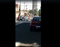 Rapaz se deitou e "tirou um conchilo" em meio aos carros 