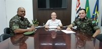 Coronel QEMA Duque estava acompanhado do Tenente Marcelo Santos, Delegado da 18ª Delegacia do Serviço Militar (Foto: Divulgação/Prefeitura de Votuporanga) 