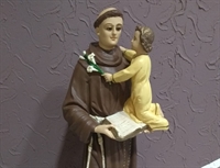 Essa imagem de Santo Antônio de Pádua pertence ao casal a mais de 30 anos e está presente em todos os encontros (Foto: Arquivo pessoal)