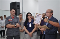 Sargento Matta (do Corpo de Bombeiros), Marina Carvalho, gerente da USF, e o prefeito Dado (Foto: Daniel Castro/A Cidade)