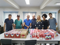 As caixas de leite foram arrecadadas durante o evento “Dia do Evangélico”, que reuniu centenas de pessoas de Votuporanga (Foto: Divulgação)