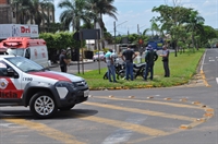 Um motociclista ainda não identificado foi socorrido em estado grave (Foto: A Cidade)