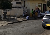 Ela mandou foto de um bar com pessoas aglomeradas na calçada para beber (Foto: Arquivo pessoal)