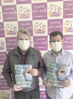 O prefeito Jorge Seba recebeu em mãos ontem um dos primeiros exemplares da revista Destaque Cidade, novo produto do Grupo Cidade de Comunicação  (Foto: A Cidade)