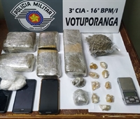 Grande quantidade de drogas, além de materiais para o embalo e pesagem do entorpecente foram encontrados com o casal. (Foto: Divulgação PM)