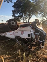 Ambulância de Fernandópolis capotou quando retornava de Cardoso (Foto: A Cidade)