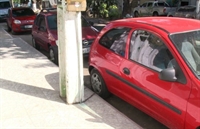 Motorista acorrenta carro em poste para evitar roubo (Foto: Divulgação)